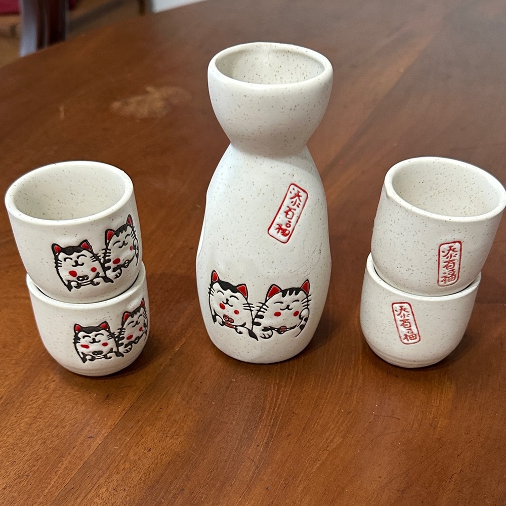 Ceramic Lucky Cat Sake Set - Cream and Red - Picture 4 of 4